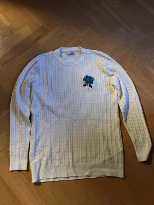 Vit kabelstickad tröja från  Federosé - Säljer en exklusiv vit kabelstickad tröja från Federose på grund av att jag inte använder den längre. Köpt direkt från deras hemsida. Hör av er vid några funderingar!