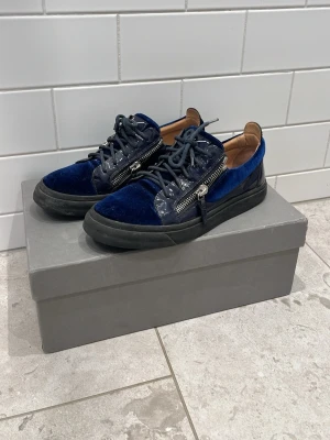 Blåa Giuseppe Zanotti skor - Säljer dessa feta Giuseppe zanotti skor i riktigt schysst color way. Dem är storlek 39 men passar mer som 40-40,5. Box ingår. Bara höra av er om ni har några funderingar