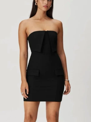 Adoore klänning  - Superfin kostymklänning från adoore. Säljer då den var för stor för mig. Finns inte på hemsidan längre. Har fått ett litet märke på baksidan av ett strykjärn. Storlek 34