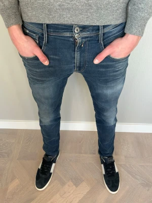 Replay Anbass Hyperflex  - Tja säljer nu dessa riktigt snygga och sällsynta Replay jeansen i storlek W31 L32 där nypriset är cirka 1800kr och modellen är Anbass Hyperflex, skick 8/10 vid minsta lilla fundering så är det bara att höra av sig!  Mvh Santén
