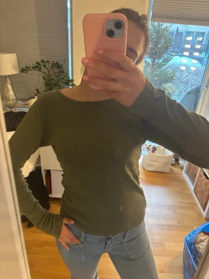 Långärmad t-shirt - Stickad långärmad T-shirt som är super mysig💗