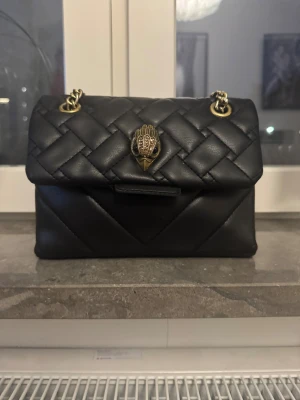 Kurt Geiger väska  - Köpte denna väskan i höst men den kommer inte till användning så därför säljer jag. Det är lite guldfärg från kedjan som har ramlat av med det syns verkligen inte. Fråga gärna om ni undrar något🩷🥰