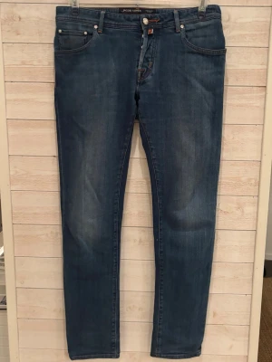 Jacob Cohen jeans  - blå jeans från 🤩Jacob Cohen🤩 med klassisk femficksmodell och orange kontrastsömmar||| Jeansen har en rak passform och är tillverkade i mjukt denimtyg||| Perfekta för dig som gillar stilrena och tidlösa jeans||| hör av er vid minsta lilla fråga 🙋‍♂️///GC