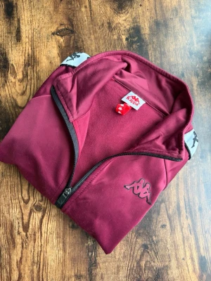 Kappa Träningsjacka - Röd Kappa träningsjacka i storlek Small. Klassisk casuals- och retrostil med sportig passform. Lätt och bekväm jacka som funkar perfekt till vardag, matchdag eller streetwear-outfit. I bra skick utan hål eller fläckar.