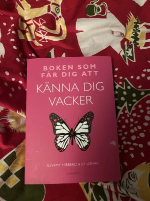 Känna dig vacker - Jessamy Hibberd - En inspirerande bok med rosa omslag och fjärilsmotiv, skriven av Jessamy Hibberd & Jo Usmar. Boken hjälper dig att stärka självkänslan, sluta jämföra dig med andra och hitta balans i livet. Perfekt för dig som vill utmana negativa tankar.