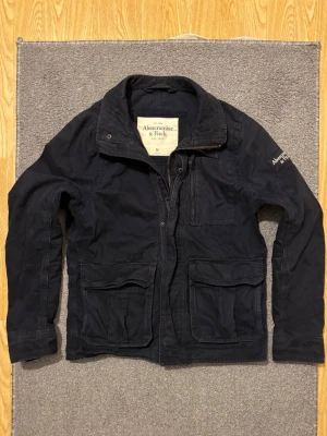 Vintage Abercrombie & Fitch Fieldjacka - Säljer denna mycket feta Abercrombie & Fitch fieldjackan!| Mycket bra skick | Storlek M | Längd ≈67cm Bredd armhåla - armhåla ≈ 53 cm | Modell 175cm, 68kg | Priset kan diskuteras!