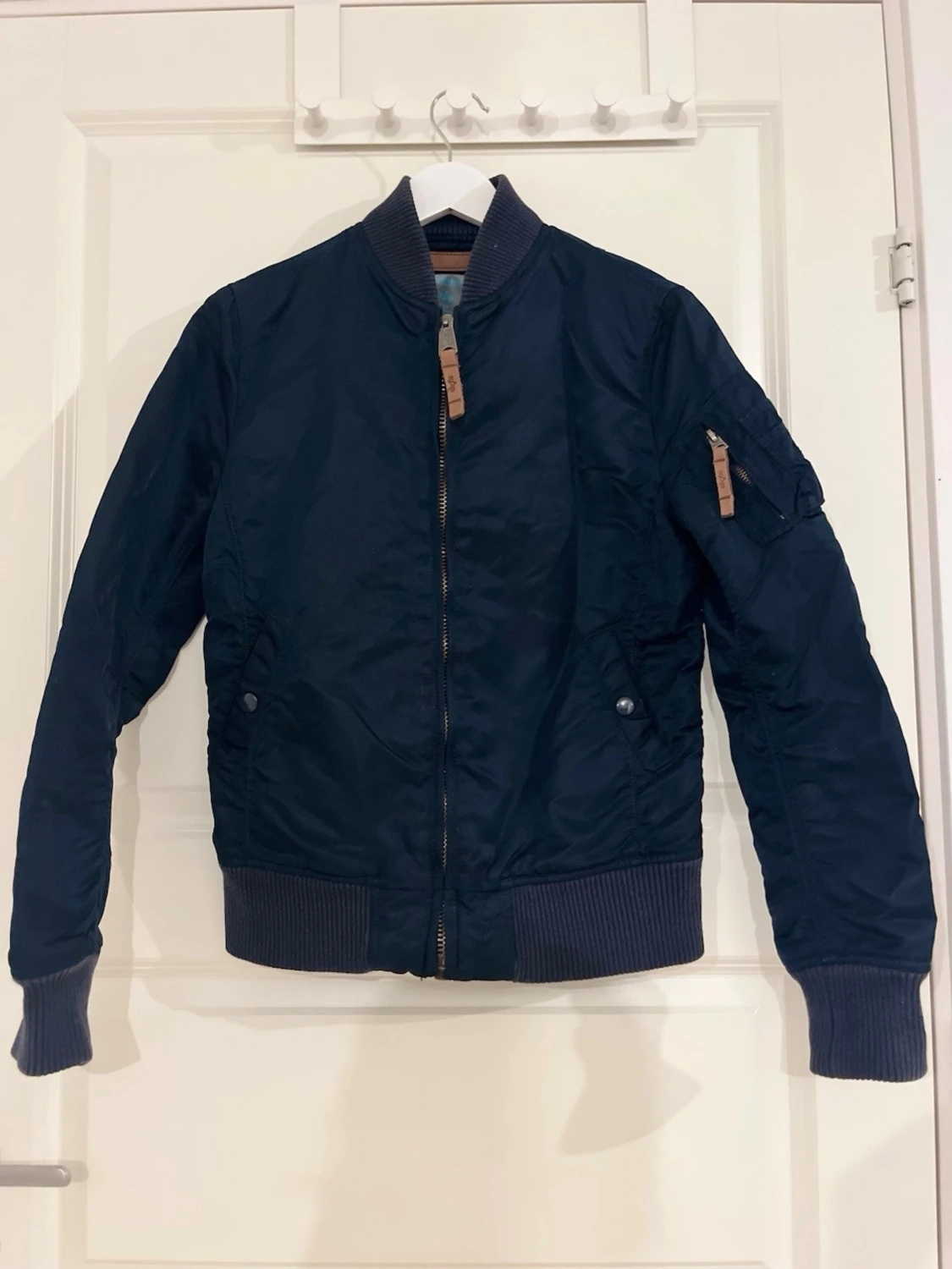 Alpha Industries Mörkblå bomberjacka med orange foder