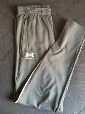 Grå mjukisbyxor från Under Armour - Grå mjukis/träningsbyxor från Under Armour, helt nya inga defekter alls. De passar S och M. Kom dm för fler bilder och om ni har frågor!