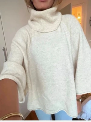 Beige poncho , Zara  - Säljer min snygga trendiga poncho från Zara , storlek S. Jättebra skick 