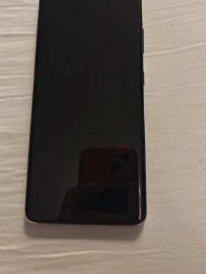 Samsung s21 Ultra  - Säljer en samsung s21 Ultra. Kamera och högtalare och skärmen på framsidan är nyligen bytt. Sprickor på baksidan finns. Fullt fungerande 256gb