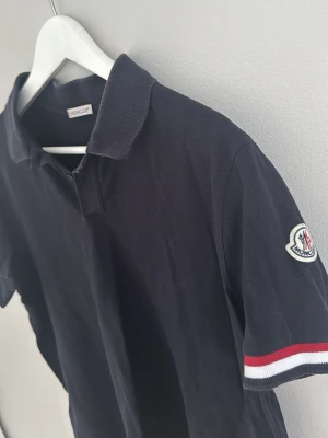 Moncler Piké - Använd ett fåtal gånger. Skickas snabbt. 