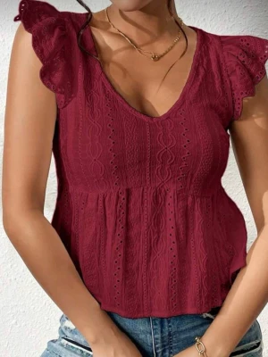 Röd volangblus med spetsdetaljer - Söt röd blus med v-ringning, volangkant nedtill och broderade spetsdetaljer. Ärmlös modell med volang vid axlarna och luftig passform. Perfekt för dig som vill ha en feminin och trendig topp till sommaren. Köpt från SHEIN, använts några gånger 🌹