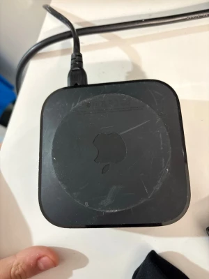 Apple TV (3rd generation) - Apple TV mediaspelare i svart. Enheten har synliga repor och bruksslitage men är i fungerande skick. Perfekt för streaming av filmer, serier och musik till din TV. Enkel att använda och kompakt design. Finns i Solna/ Stockholm att hämta den 
