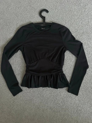 Svart långärmad topp Gina Tricot - En svart topp ifrån Gina med tight midja,  aldrig använt så helt ny! 🙌🏻