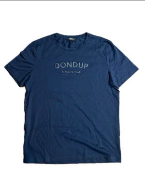 Dondup t-shirt - Tjena säljer denna tvärfeta T-shirten från Dondup. Storlek L. Vid frågor kontakta