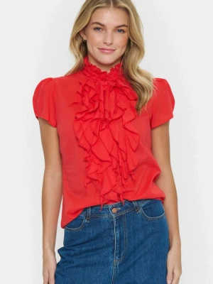 Röd volangblus med puffärm - Trendig röd blus med volangdetaljer framtill och hög krage. Blusen har korta puffärmar och är tillverkad i ett lätt tyg som ger en luftig känsla. Perfekt för dig som vill sticka ut med en färgstark och feminin look.