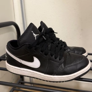 Air jordan - Air jordan 1 low ”Black White” från Nike. Bra skick, storlek 38. Lagt ut på vinted oxå så skriv gärna innan köp!