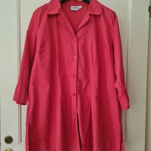Skjortklänning från Casual Woman, stl 50/52 - Säljer en skjortklänning från Casual Woman i 100% bomull i storlek 50/52. Klänningen har knappar framtill, krage och trekvartsärmar. 