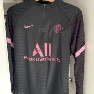 Psg tracksuit - En psg tracksuit för 500kr säljer bara tröjan för 300kr        Byxor 250kr