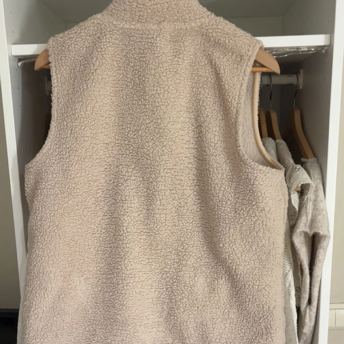 Beige fleeceväst med dragkedja - 2