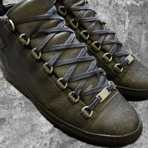 Svarta arenas - Säljer dessa extremt sällsynta och feta svarta arenas i bra skick förutom sulan som syns på bild. Utöver det lite slitage på lädret och snörena. Storlek 40 men passar 42. Självklart äkta och priset kan diskuteras. Plick låter mig inte skriva märket men ni vet vad det är🫩🫩🫩