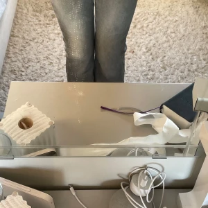 Grå jeans med broderade bakfickor🩵 - Säljer ett par grå jeans med snygga detaljer och broderade bakfickor med silver knappar!🩶Dom är boodcut och lowrise och perfekta nu inför kylan!☃️