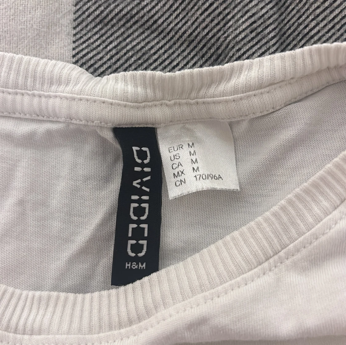 Vit t-shirt med blå tryck från H&M Divided - 3