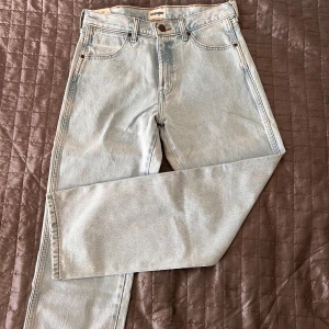 Wrangler Frontier 880 ljusblå jeans 30/30 - Hej säljer mina Ljusblå Wrangler Frontier 880 jeans med relaxed straight fit. Klassisk femficksmodell med bruna kontrastsömmar och läderpatch bak. Tillverkade i slitstarkt bomullsjeans, perfekt för dig som gillar en avslappnad och rak passform. Ny pris 999kr aldrig använda. Inga fel. Kan diskutera om priset om så vill!! 