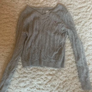 Supersöt hollister tröja - Superfin stickad tröja från Hollister som endast är använd 1-2 gånger. Storlek M men skulle säga att den passar mer som S, pris går att diskuteras!