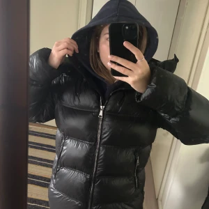 Massimo Dutti vinterjacka - Massimo Dutti vinterjacka, köpt för två vintrar sedan. Jackan är i gott skick men har ett litet hål i armhålan. Priset är förhandlingsbart och du kan få fler bilder genom att fråga! Jackmodellen har varit riktigt populär.❤️