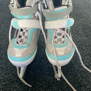 Skridskor - Blå,vita och silver skridskor med snöflingor detaljer med små stjärnor lite överallt. Har använts några par gånger, lite smutsigt men dem punkar exakt som dem ska. Perfekt för vinterperioden om mane sugen på att åka skridskor.