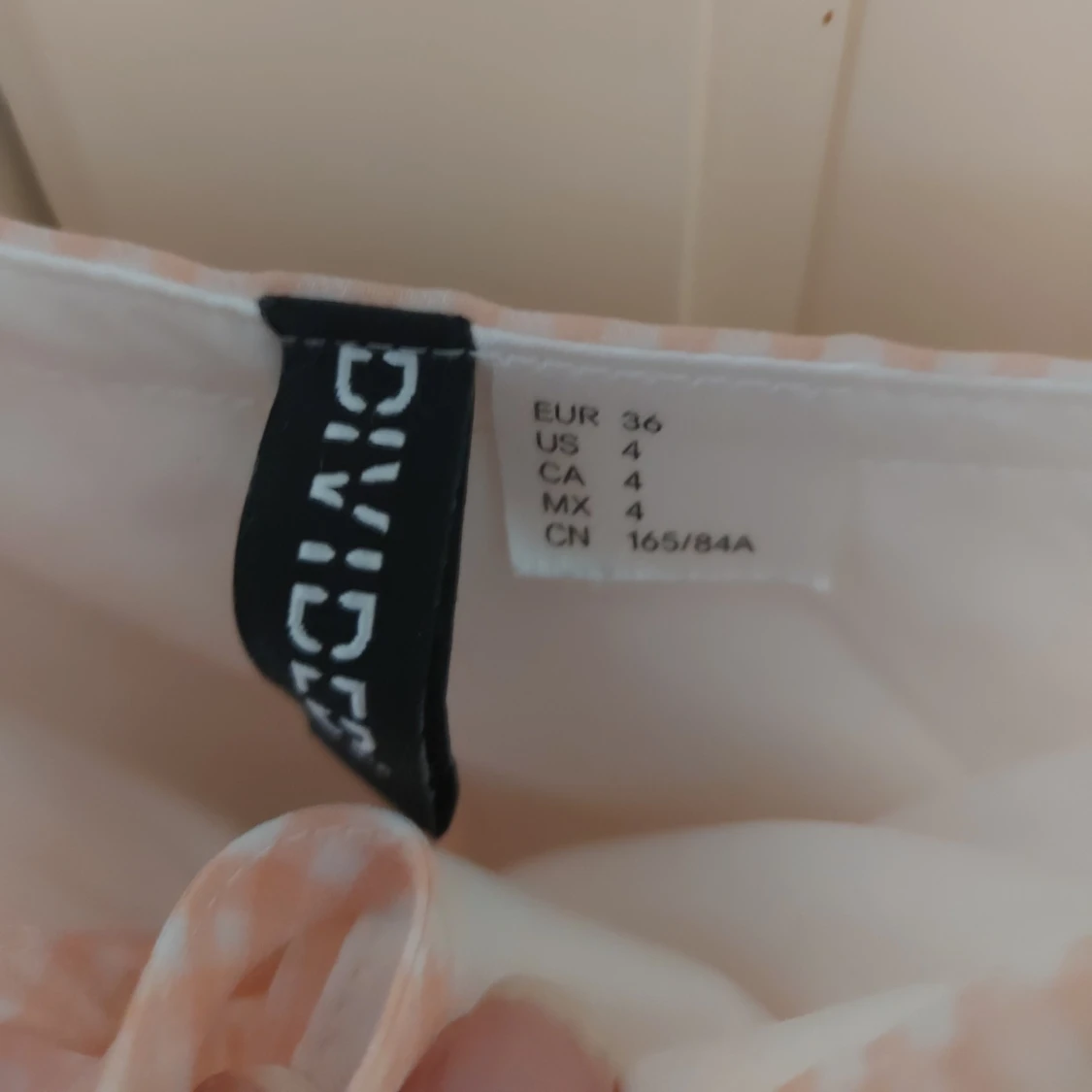 Rutig rosa kortklänning från Divided - 1