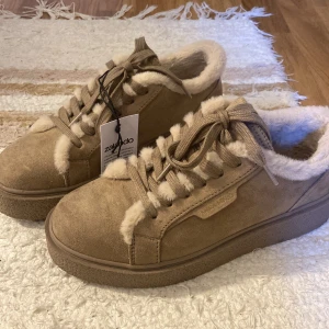 Beiga sneakers  - Säljer ett par snygga oanvända beiga sneakers från Zalando🤎