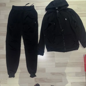 Svart Polo Ralph Lauren set - Zip up hoddie och byxor kan eventuellt sälja delarna individuellt, knappast använda priset kan diskuteras vid snabb affär och har ni några frågor äre bara att skriva.