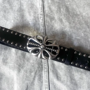 Rockstar Bloom Belt - Black belt with floral buckle and rounded stud details. 115 × 3.5 cm. 