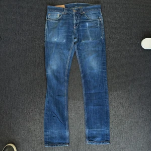 Dondup Slim Fit Jeans (Navy) - Ett par schyssta dondup jeans i Storlek 31 med en slim passform. Dem är i bra skick och har en schysst fade.                                                                                         Längd: 100cm. Midja: 41cm.                                                   Har ett hål i skrevet men kan läggas lätt med nål och tråd.
