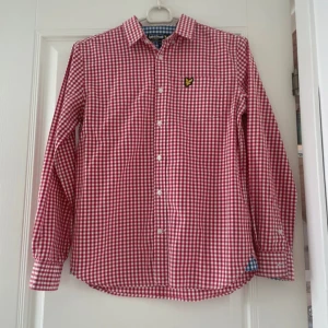 Skjorta  - Fin skjorta ifrån Lyle & scott i storlek 152/158 men passar även xxs/xs