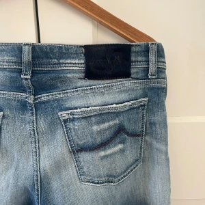 Jacob cohen jeans  - Jacob cohen jeans i mycket bra skick. Jeansen är i modellen 688 och sitter väldigt snyggt slim. På lappen står det att jeansen är i storlek 36, men passar någon med 32 i midja. Hör av er vid fler frågor! 