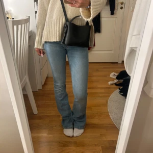 Ljusblå jeans  - Stretchiga jeans som inte kommer till användning, är lite slitna där bak men inga andra defekter! Midjemått: 31+ stretch, innerbenslängd: 81cm💕pris går att diskutera!