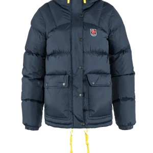 Mörkblå dunjacka från Fjällräven - Intressekoll på min mörkblå fjällräven jacka. Kan tänka mig att byta den mot en mörkgrön fjällräven i storlek S. 