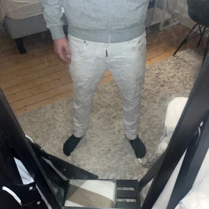 Dsquared jeans  - Helt nya oanvända. Säljer till bra pris för jag köpte själv för ett billigt pris men beställde och de va lite korta på mig. Fanns då ingen retur därför jag säljer.😀