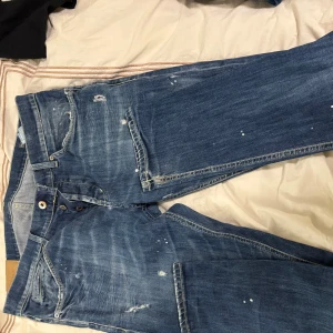 Dondup jeans - Fina dondup George jeans. Storlek 36. Ett litet hål är lagat mellan benen av skräddare. 