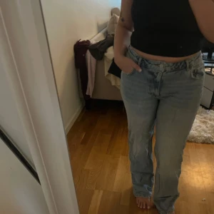 Raka blåa jeans - Snygga raka blåa jeans strl W31L32. Använda fåtal gånger, behövs strykas nedtill då de är nytvättade! Endast yttepytte slitna nedtill då de är lite för långa på mig. Jättefint skick annars och är använda 2-3 gånger endast.  Sitter som en smäck på! 