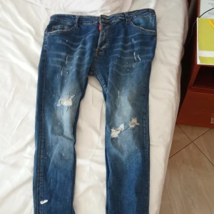 Dsquared2 jeans - Här har vi sköna ganska nya DSQUARED2 jeans o storlek 56 men folket dom passar storlek S, dom sitter tight/bägy lite svårt o förklara men dom sitter på ett skönt sätt dom sitter lite vågigt! Dom är sköna och passar S som sagt i herrstorlek!