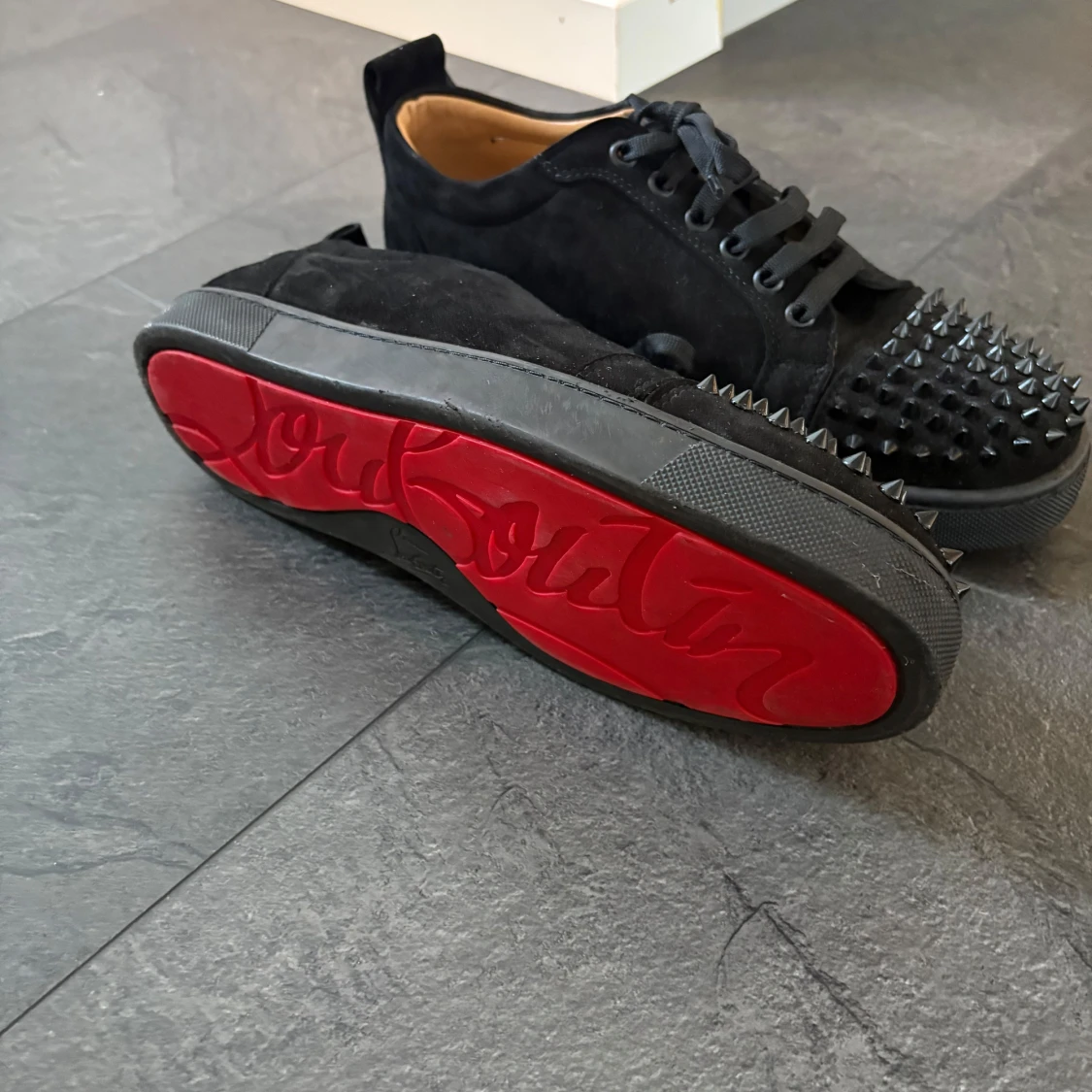 Christian Louboutin svarta sneakers med nitar - 1