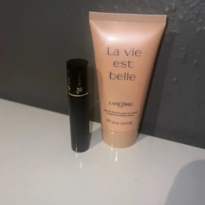 Lancome Hypnose Mascara & Body Lotion - Säljer en svart Hypnose mascara från Lancome i elegant tub med gulddetaljer samt en La vie est belle body lotion i beige tub, 50 ml. Perfekt för dig som gillar lyxiga produkter och vill ha både fransar och hud som känns extra fina.