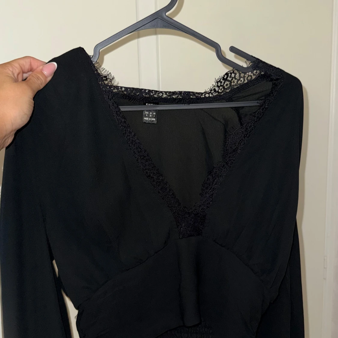 Svart omlottopp med spetsdetaljer - 1