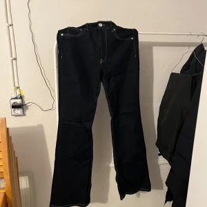 Mörkblå bootcut jeans i stl 42 - Säljer mina mörkblåa jeans från Hm eftersom de är för små 💞 Aldrig använda 🥺De är mörkblåa och har sedan gula sömmar. Nypris: 250 kr Mitt pris: 175 kr 💞