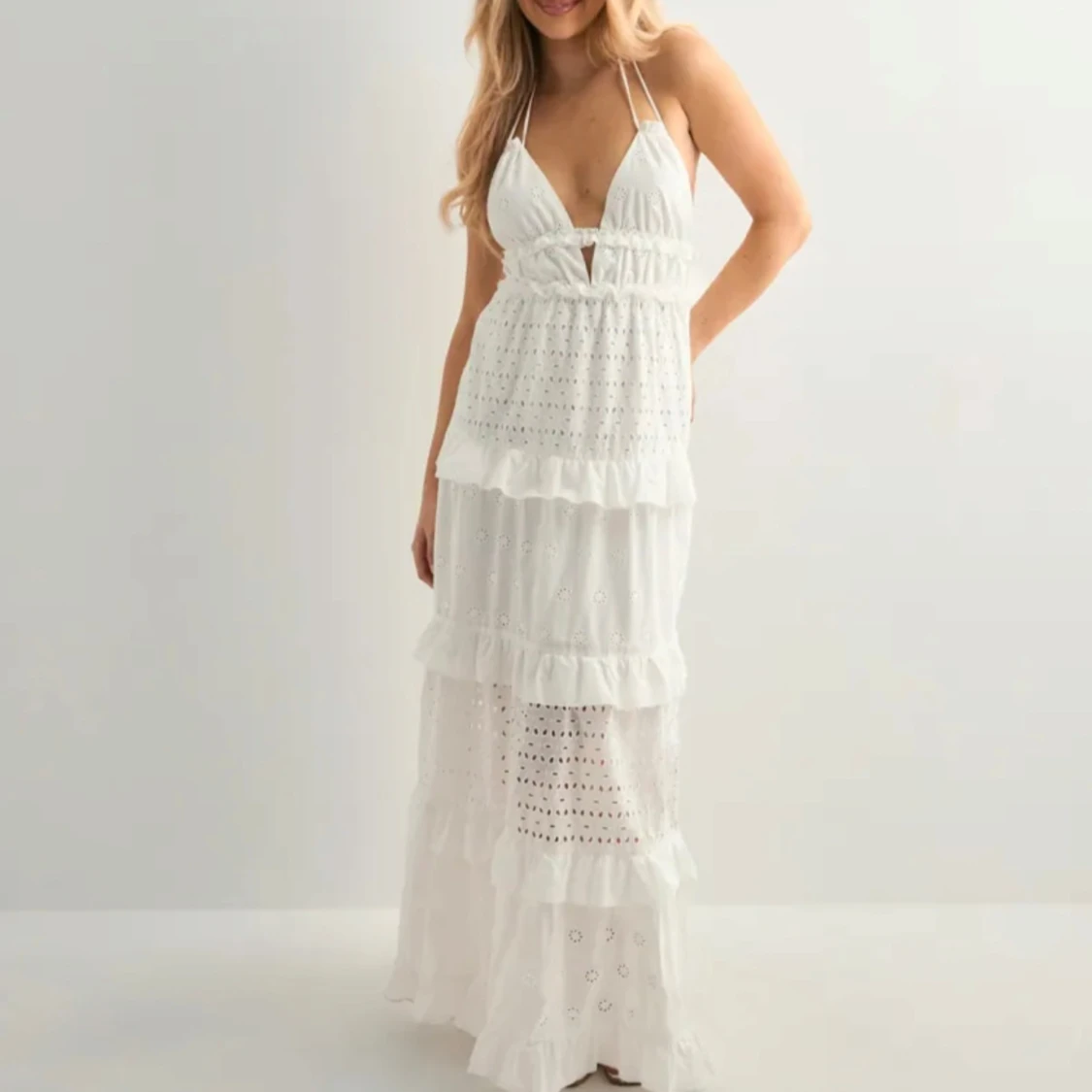 Vit långklänning, maxiklänning med volanger