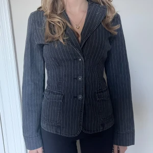 Randig jeansjacka  - Vit och svart randig jacka🩷